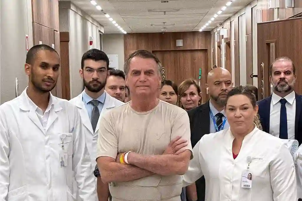 Bolsonaro no corredor do Hospital DF Star, em Brasília 02/05/2025