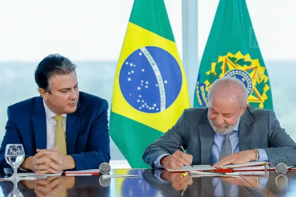 Presidente da República, Luiz Inácio Lula da Silva, durante reunião com ministro da Educação, Camilo Santana, para assinatura do Decreto da Nova Política de Educação a Distância (EaD). Palácio do Planalto, Brasilia - DF. 19/05/2025