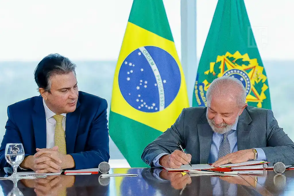 Presidente da República, Luiz Inácio Lula da Silva, durante reunião com ministro da Educação, Camilo Santana, para assinatura do Decreto da Nova Política de Educação a Distância (EaD). Palácio do Planalto, Brasilia - DF. 19/05/2025
