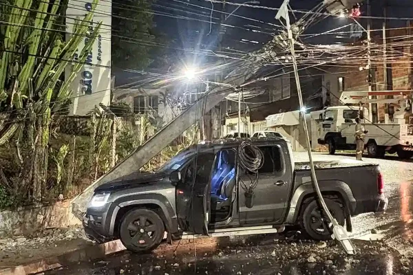 Colisão de caminhonete com poste deixa bairro de Aracaju sem energia