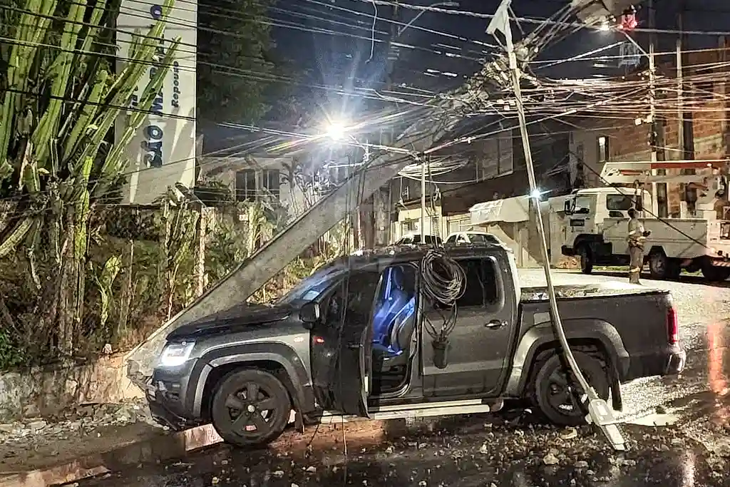 Colisão de caminhonete com poste deixa bairro de Aracaju sem energia