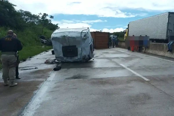 Carreta tomba na BR-101 em Sergipe