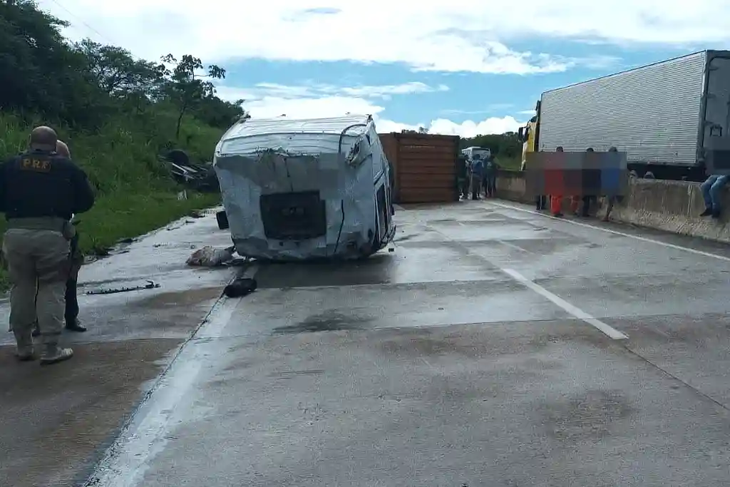 Carreta tomba na BR-101 em Sergipe
