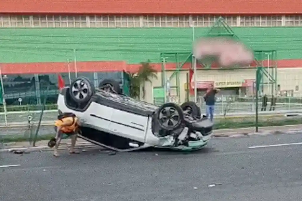 Carro capota na Tancredo Neves, em Aracaju