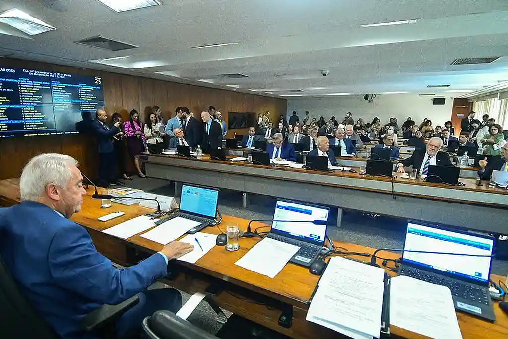 CCJ do Senado aprova fim da reeleição, mandatos de cinco anos e eleições unificadas