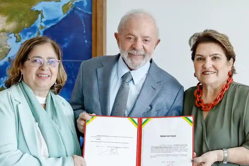 Lula muda ministra e mantém PT no Ministério