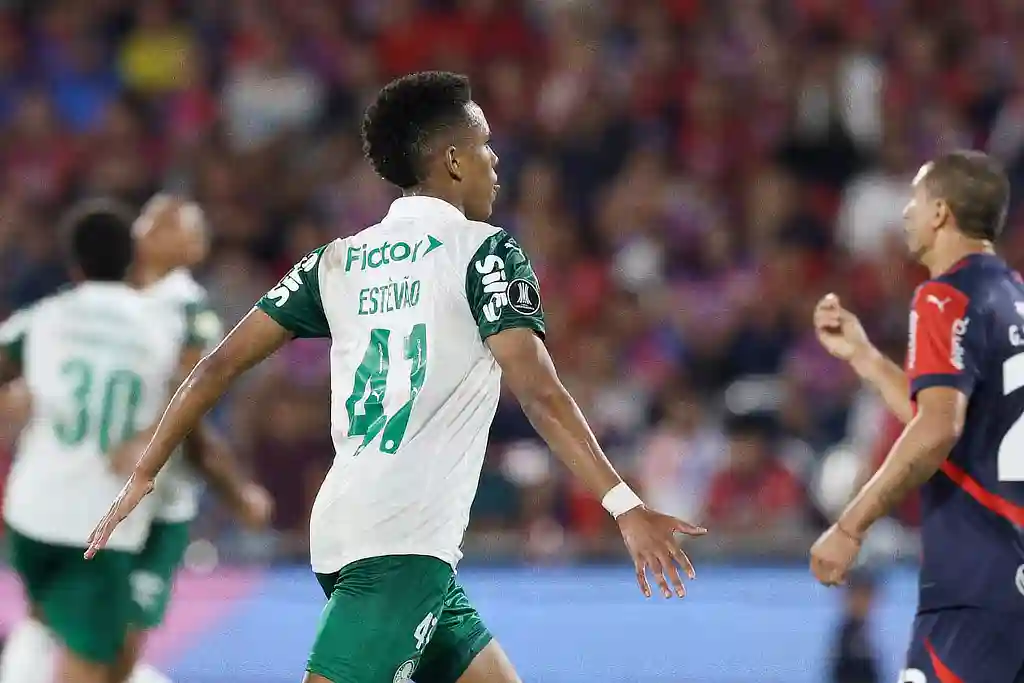 O jogador Estêvão, da SE Palmeiras, comemora seu gol contra a equipe do C Cerro Porteño, durante partida válida pela fase de grupos, da Copa Libertadores, no Estádio General Pablo Rojas