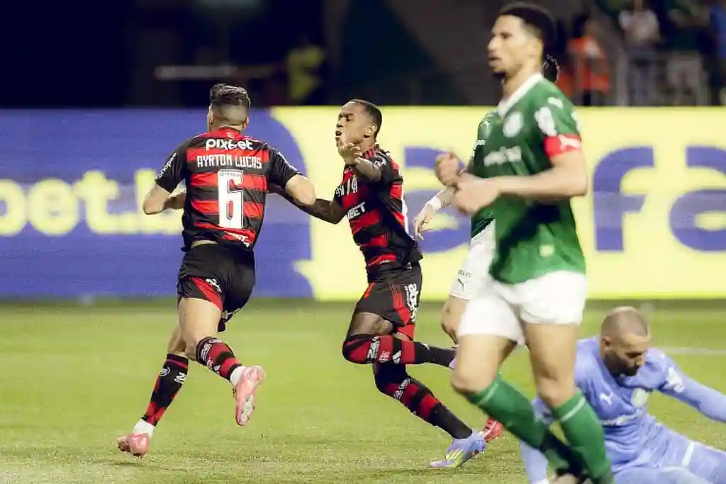Mengão vence o Palmeiras e encosta na liderança do Brasileirão