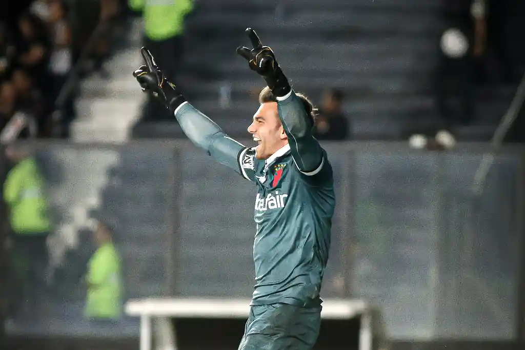 Goleiro Léo Jardim comemora vitória do Vasco