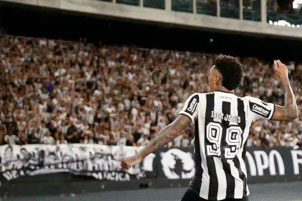 Atacante Igor de Jesus comemora gol pelo Botafogo