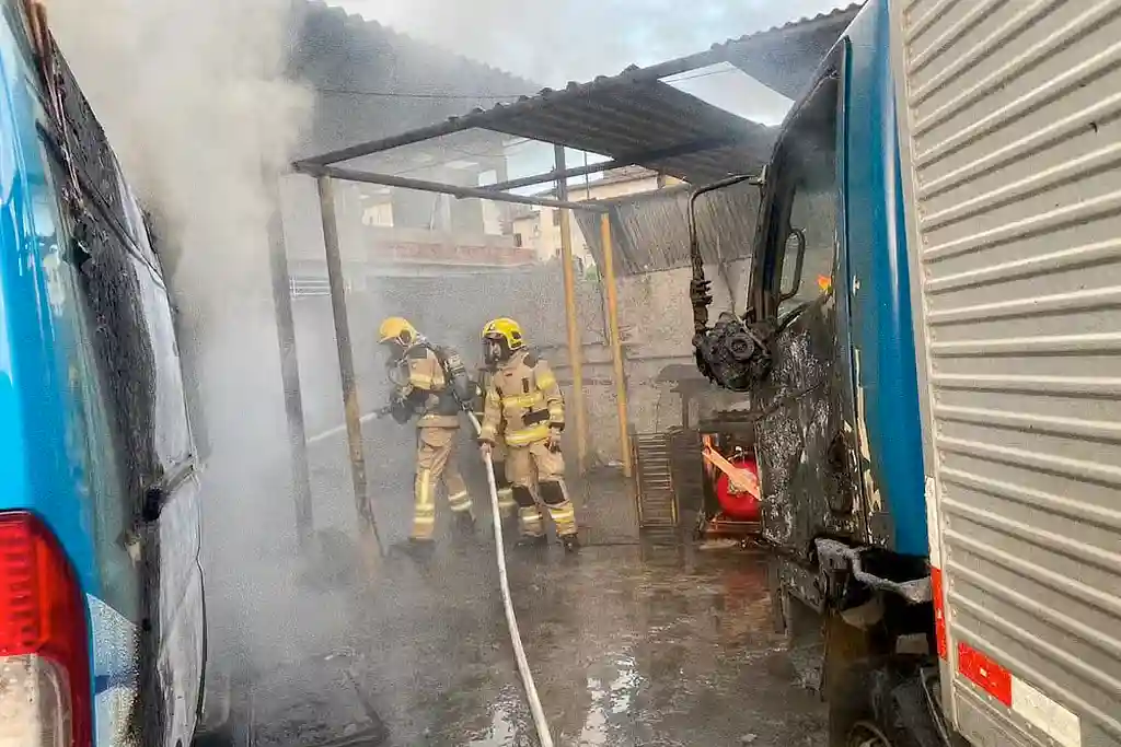 Incêndio atinge veículos em oficina na Zona Oeste de Aracaju