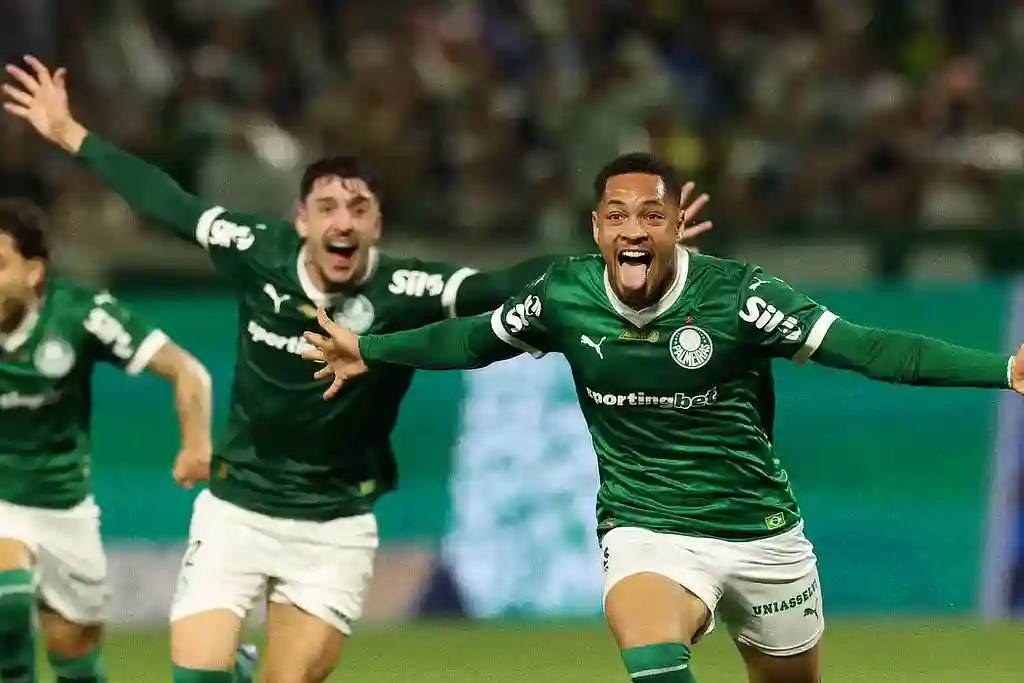 Vitor Roque marca nos acréscimos para levar Palmeiras à liderança