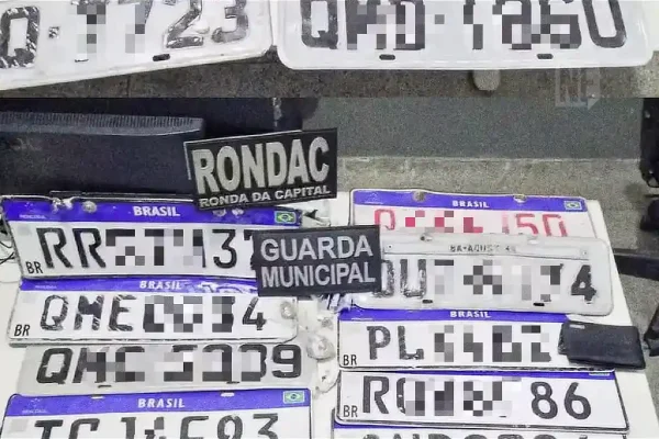 Dupla é presa por extorsão após cobrar por placas perdidas na chuva em Aracaju