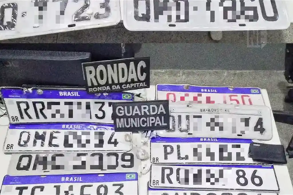 Dupla é presa por extorsão após cobrar por placas perdidas na chuva em Aracaju