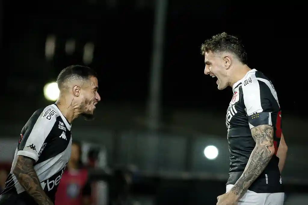 Jogadores Coutinho e Vegetti, do Vasco da Gama