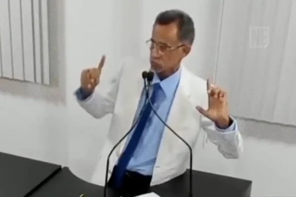 vereador capela bebe agua mulher mai 25