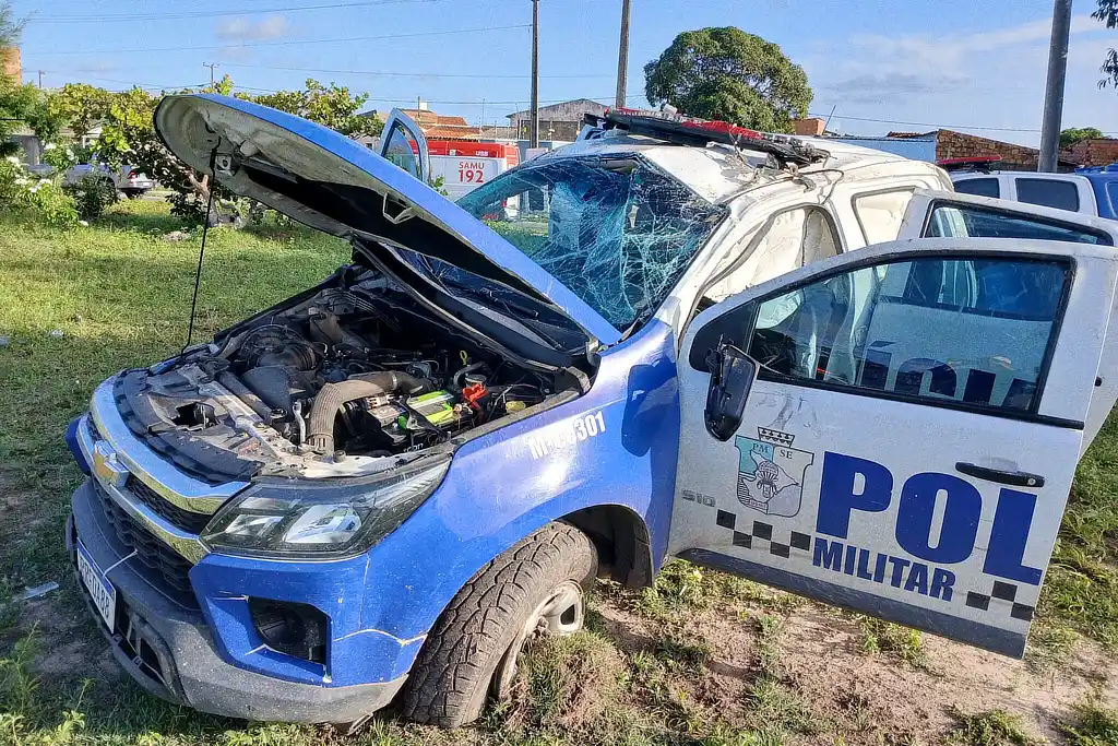 Viatura da PM capota em Aracaju