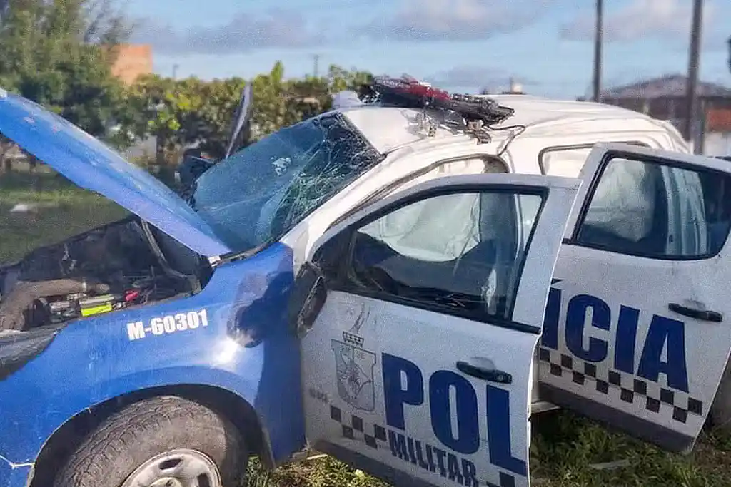 Viatura da PM capota em Aracaju