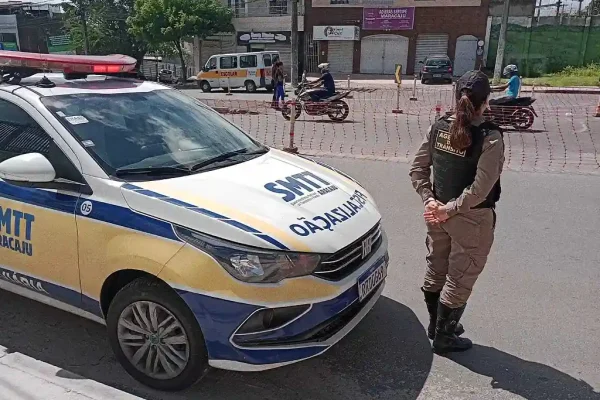 Agente da SMTT na avenida Visconde de Maracaju, no bairro Santos Dumont, em Aracaju