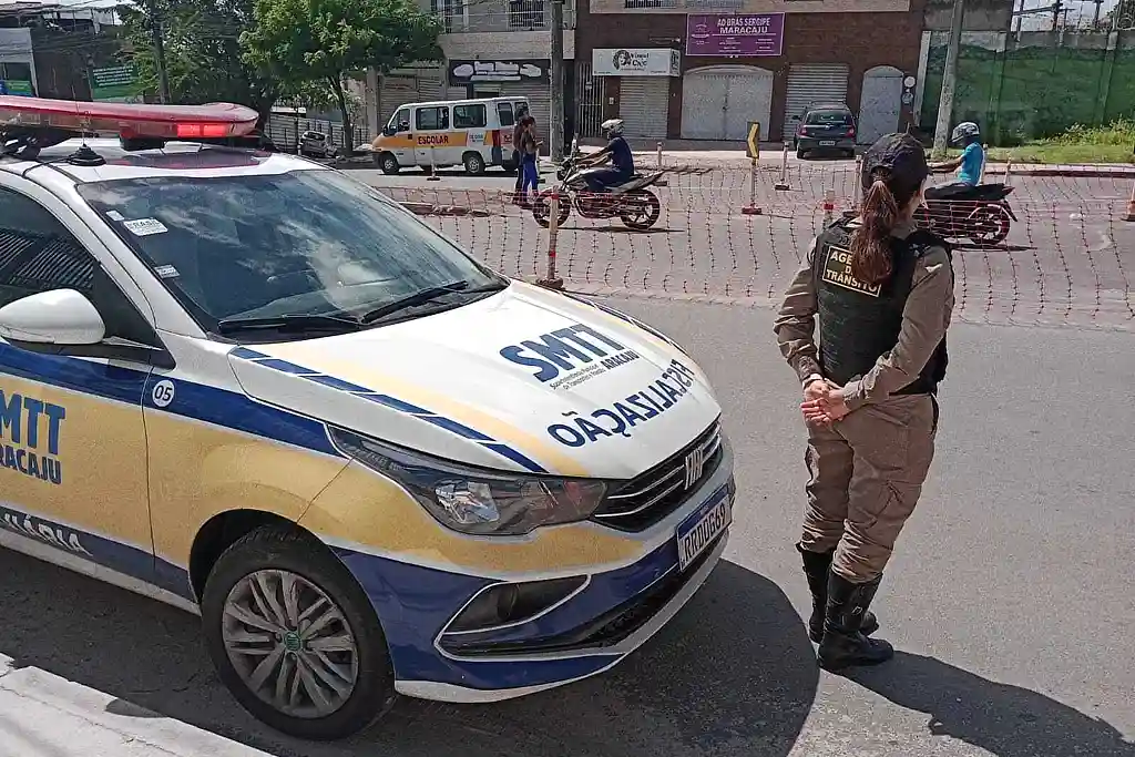 Agente da SMTT na avenida Visconde de Maracaju, no bairro Santos Dumont, em Aracaju