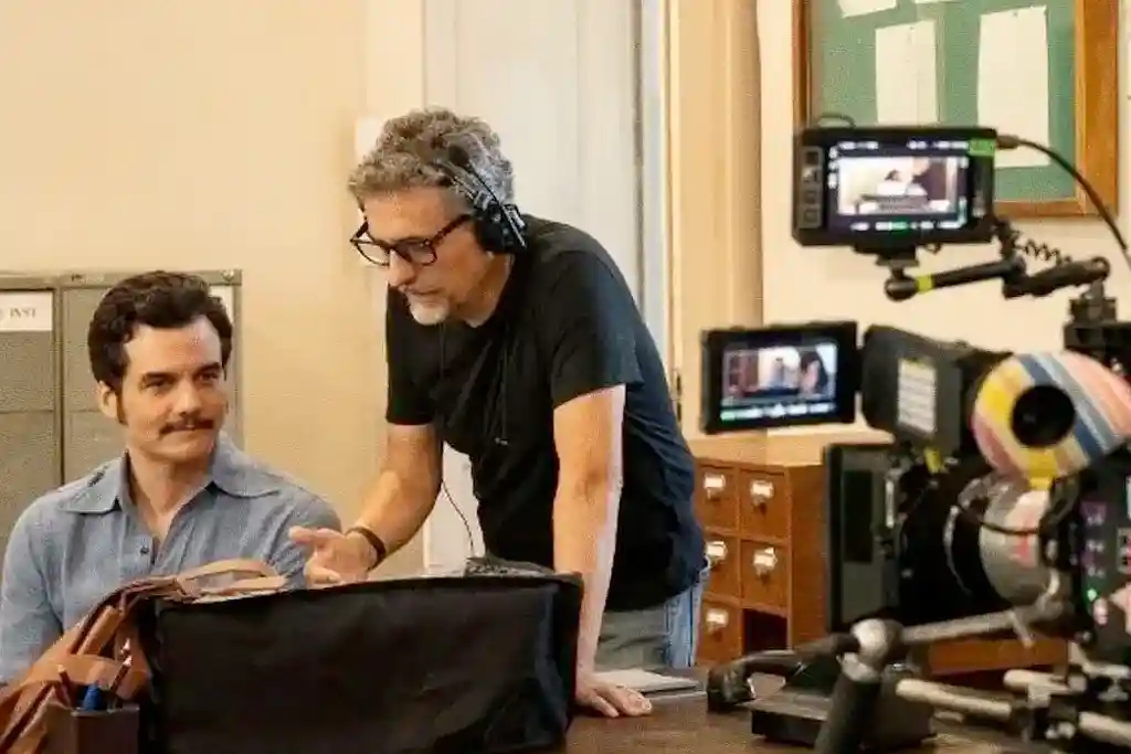 Wagner Moura e Kleber Mendonça nas filmagens do filme O Agente Secreto.