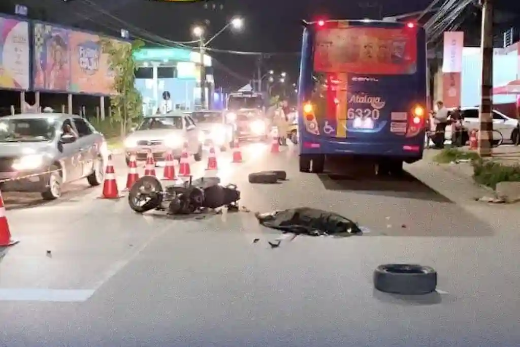 Colisão fatal entre ônibus e motocicleta em Aracaju