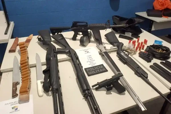 PM apreende arsenal com armas de grosso calibre em Sergipe