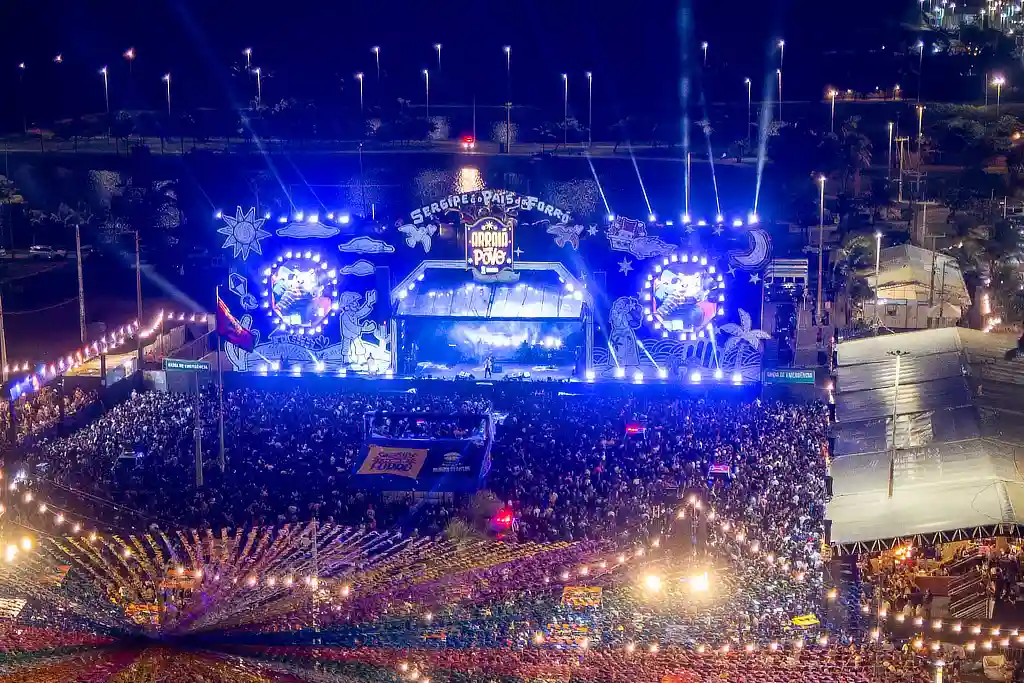 Palco do Arraiá do Povo, na Orla de Atalaia, em Aracaju