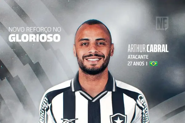 Centroavante de 27 anos, Arthur Cabral assinou contrato com o Glorioso até o final de 2028