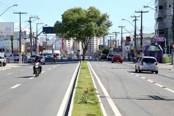 Avenida Hermes Fontes em Aracaju, sem arborização