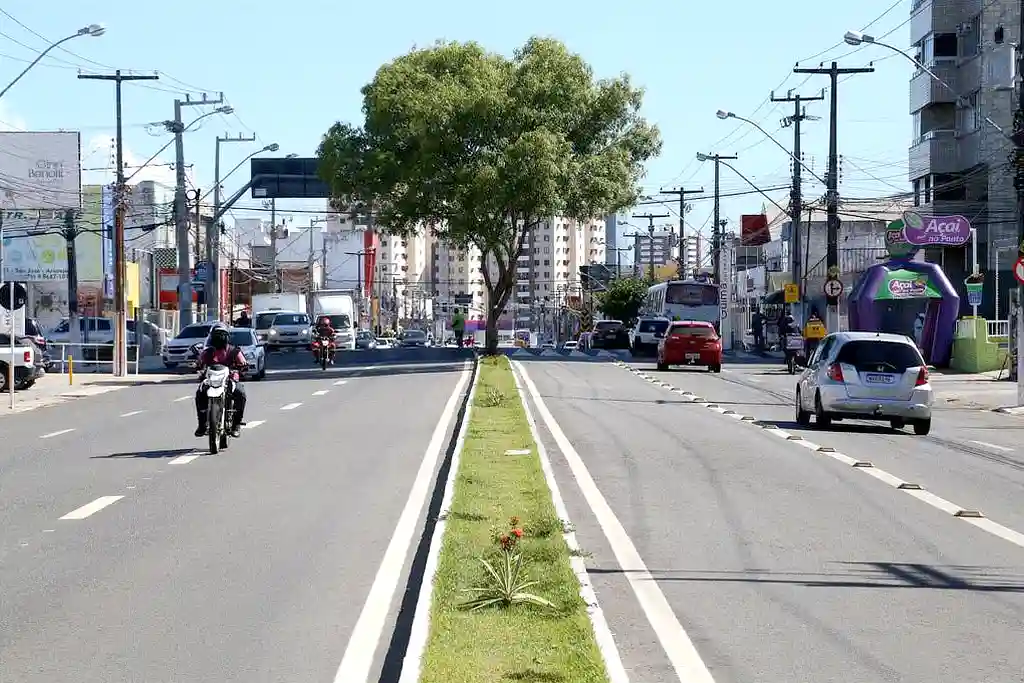 Avenida Hermes Fontes em Aracaju, sem arborização