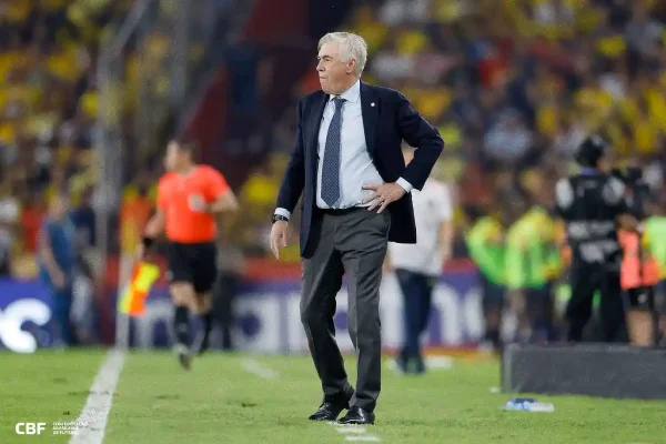 Carlo Ancelotti à beira do campo em jogo da Seleção Brasileira contra o Equador – 05/06/2025