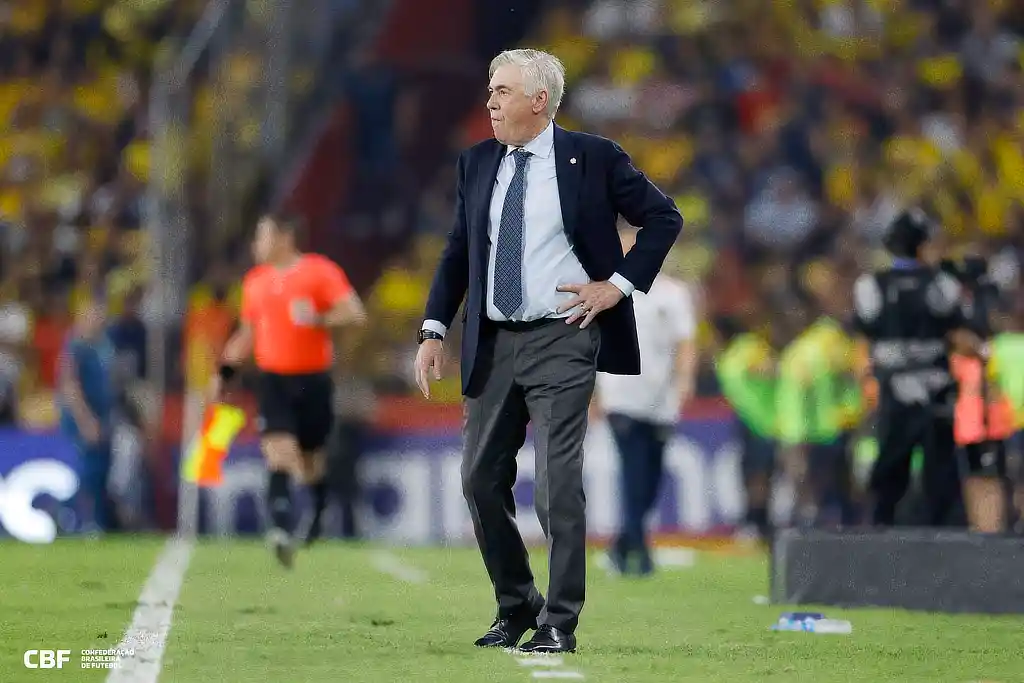 Carlo Ancelotti à beira do campo em jogo da Seleção Brasileira contra o Equador – 05/06/2025