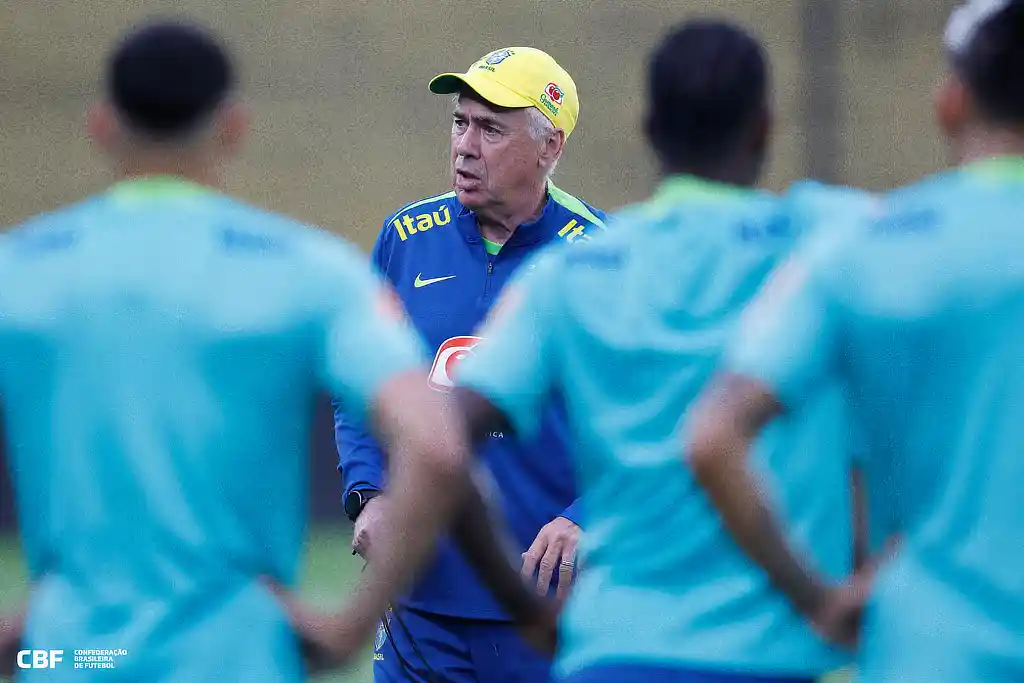 Carlo Ancelotti em treino da Seleção Brasileira