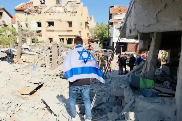 Cidadão israelense em meio aos destroços causados por mísseis iranianos