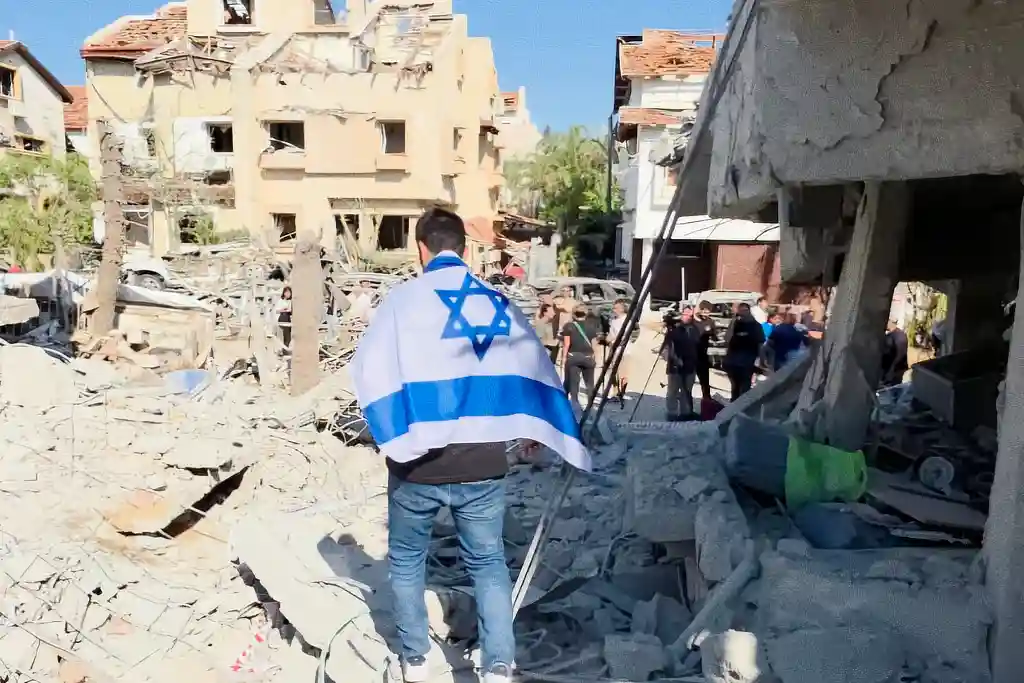 Cidadão israelense em meio aos destroços causados por mísseis iranianos