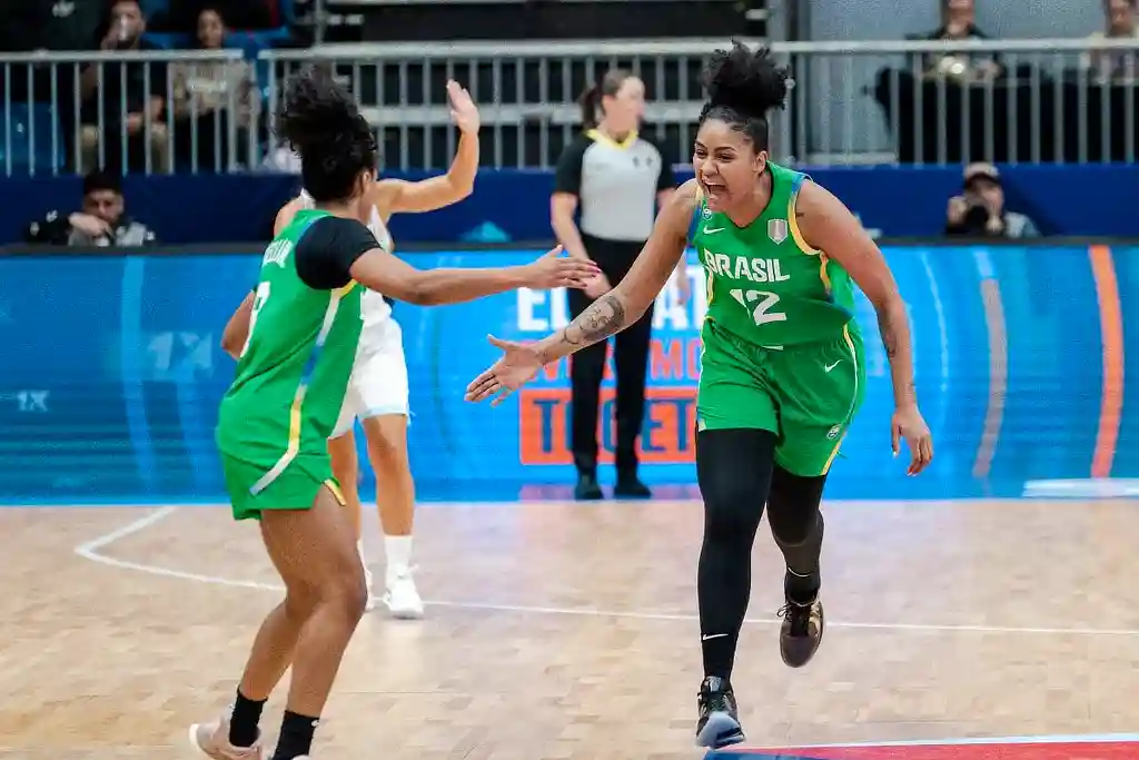 Jogadora Damiris Dantas comemora em partida da AmericupW 2025 (Copa América feminina de basquete)