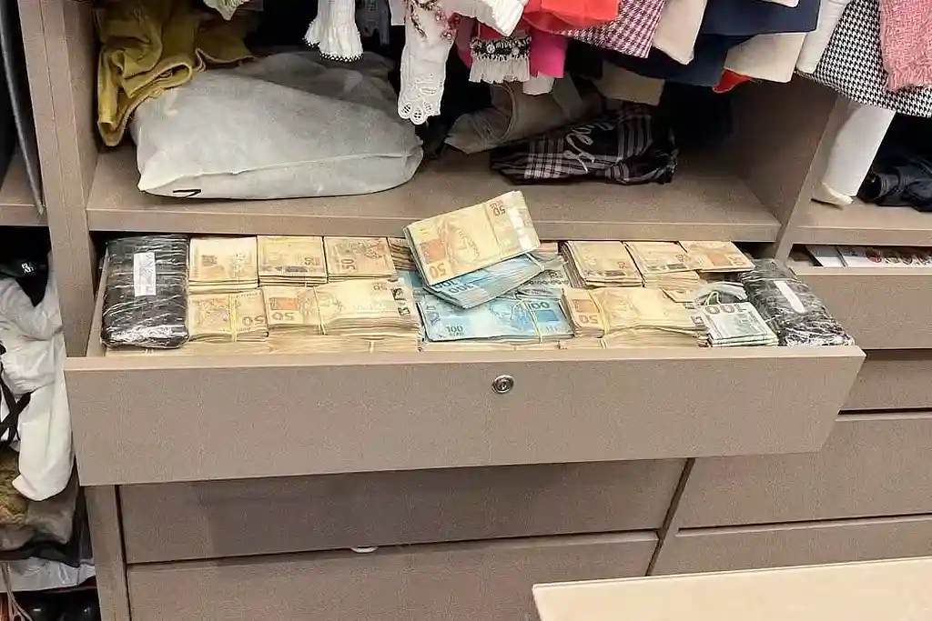 Dinheiro encontrado em gavetas de guarda-roupa na casa de ex-prefeito na 4ª fase da Operação Overclean