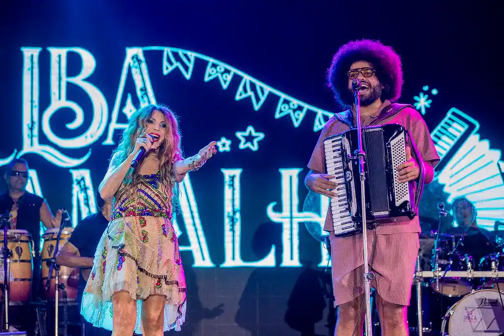 A cantora Elba Ramalho e Mestrinho, no Arraiá do Povo, em Aracaju