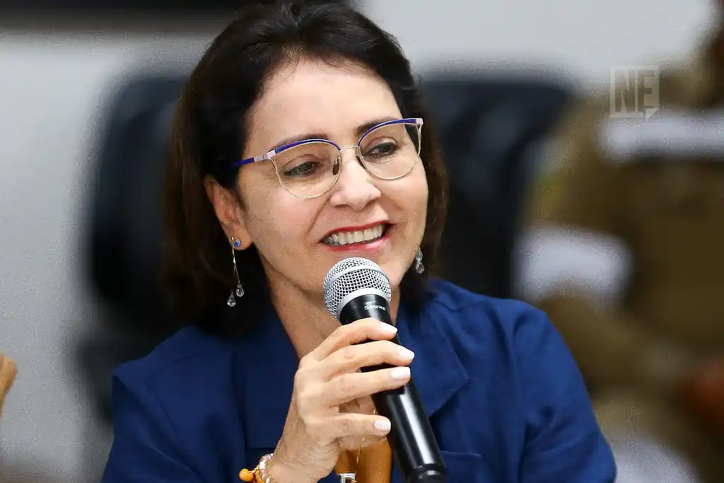 Prefeita de Aracaju Emília Corrêa fala ao microfone