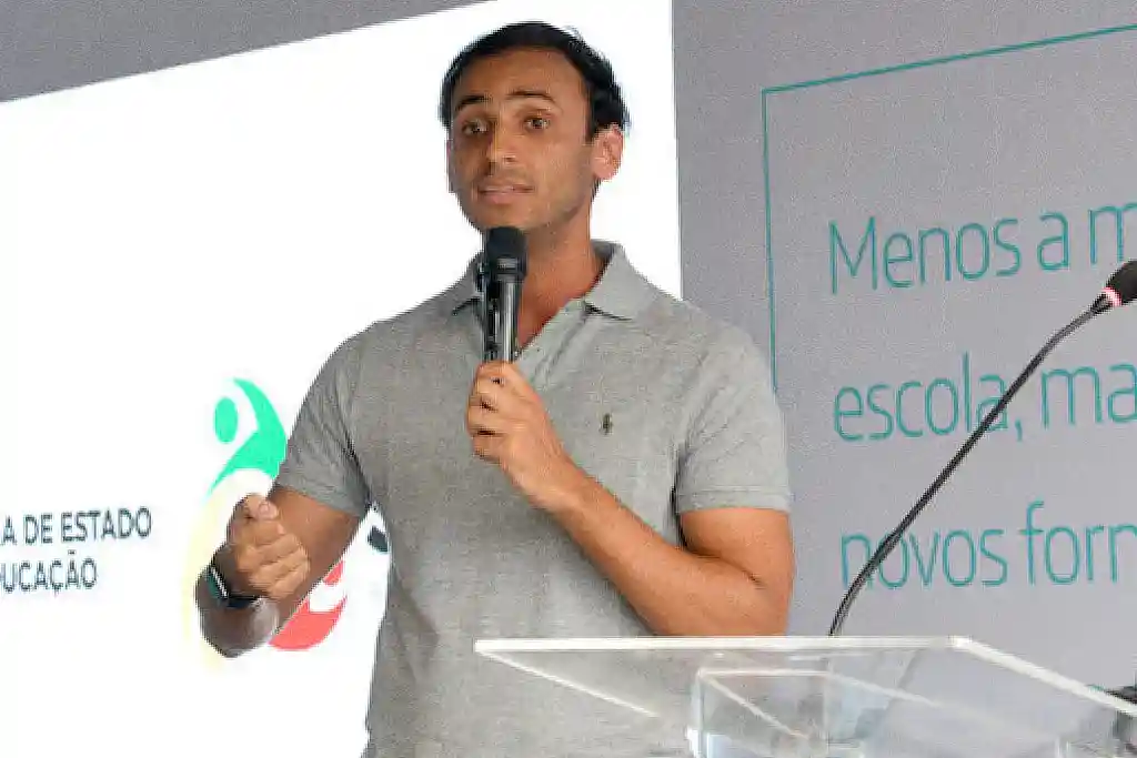 Ex-prefeito de Dores, Thiago Souza