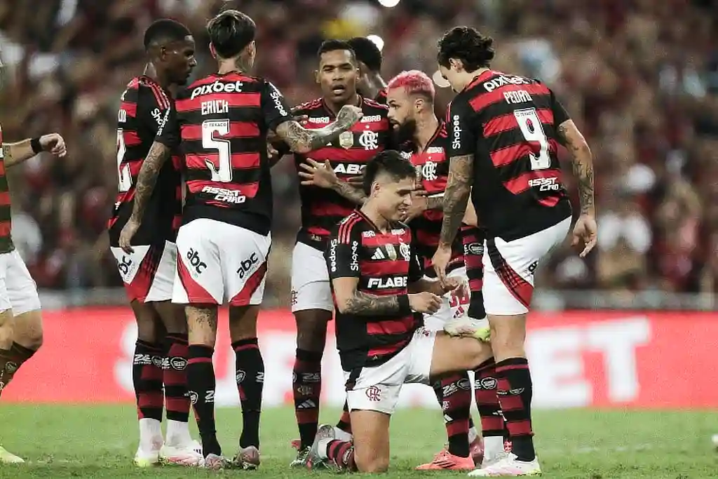 Flamengo goleia o Fortaleza e assume a liderança
