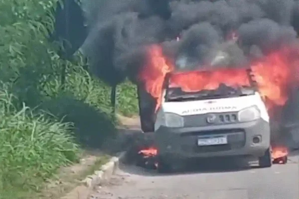 Ambulância pega fogo na entrada de Aracaju