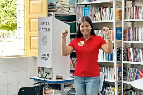 Isadora Sukita durante votação nas Eleições 2024