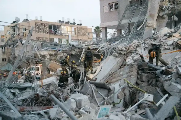 Cidade de Tel Aviv, em Israel, atacada por mísseis iranianos