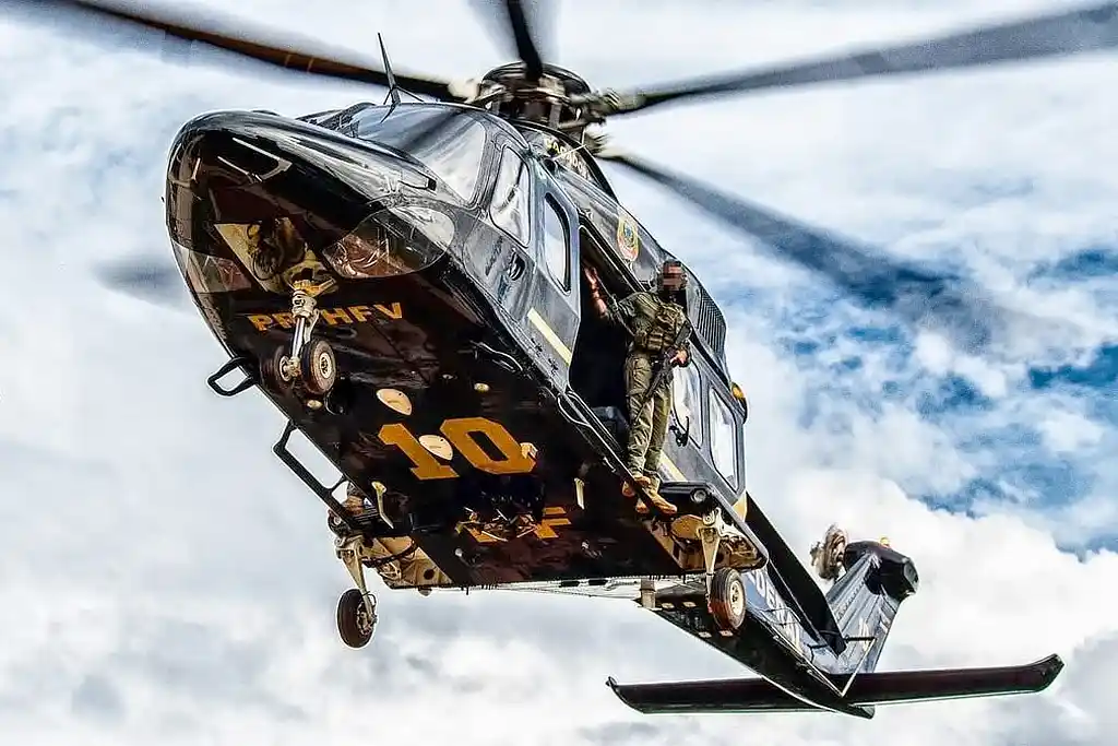 Operador Aerotático em helicóptero do Polícia Federal