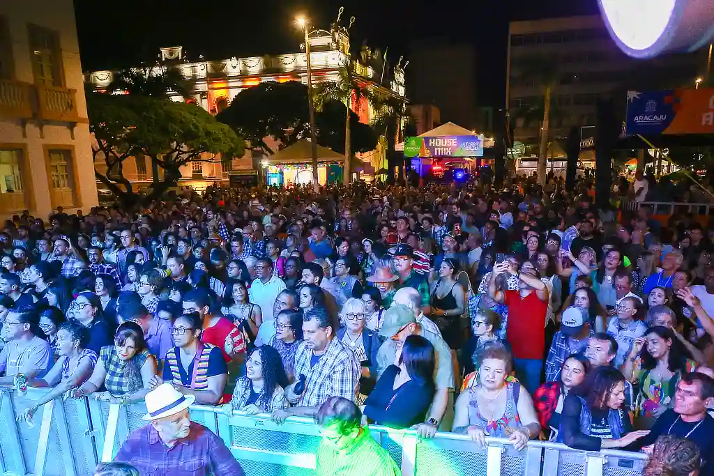 Público lota a Praça Fausto Cardoso durante o Forró Caju 2025, em Aracaju