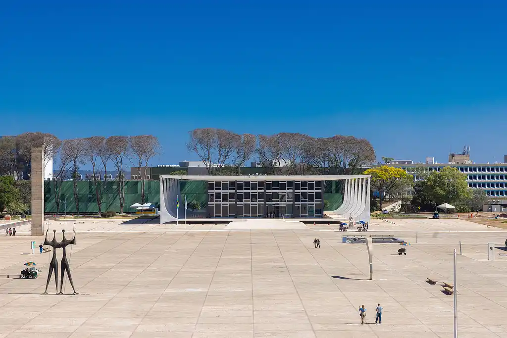Praça dos Três Poderes com sede do STF ao fundo