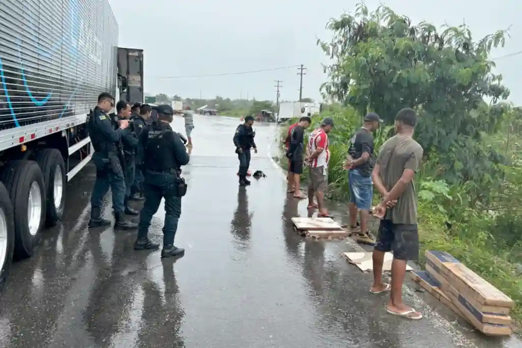 Seis são presos por furto de carga após acidente na BR-101 em Sergipe