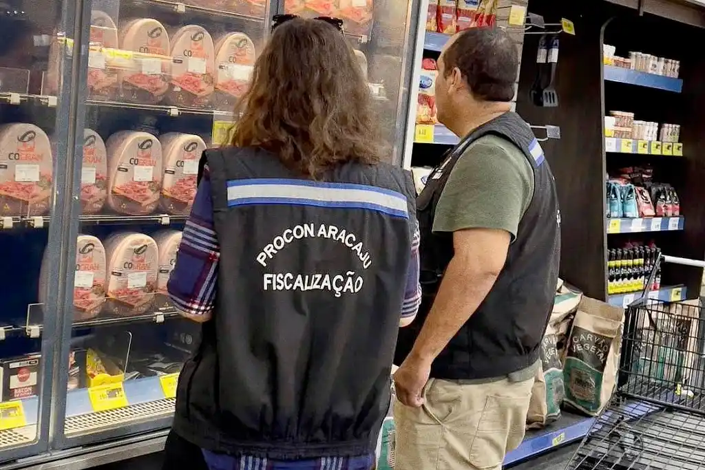 Agentes do Procon Aracaju realizam pesquisa de preços da cesta básica nos supermercados da capital